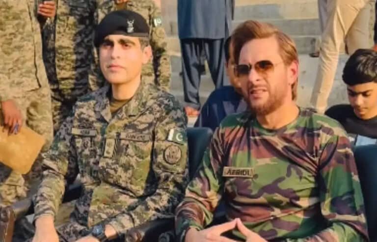 شاہد آفریدی کا فوجی وردی میں سرحد پر کھڑا ہو کر دشمن کو دو ٹوک پیغام