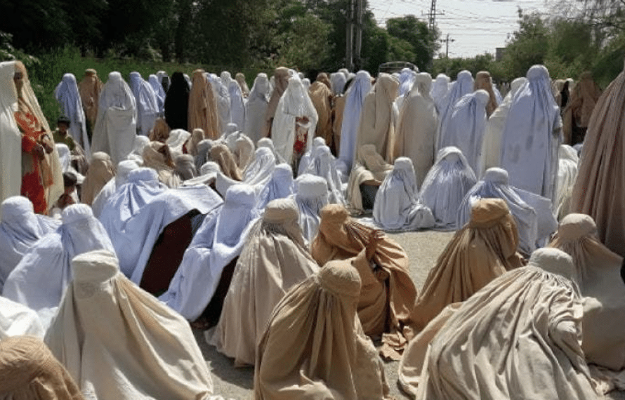 ٹانک میں بجلی کی طویل لوڈشیڈنگ، زندگی مفلوج، خواتین سڑکوں پر نکل آئیں