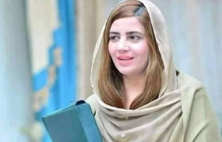 زرتاج گل آج عدالت میں پیش کیوں نہیں ہوئیں، ان کے وارنٹ گرفتاری نکالیں، جج