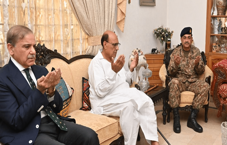 وزیراعظم اور آرمی چیف کی سکاڈرن لیڈر عثمان یوسف شہید کے گھر آمد، اہلخانہ سے ملاقات