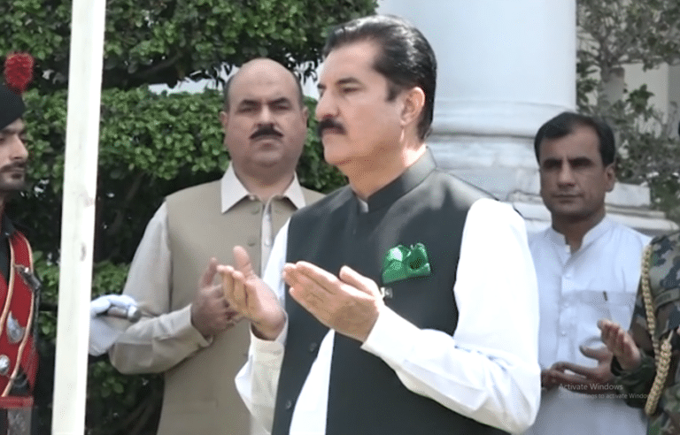یومِ تشکر پر گورنر ہاؤس پشاور میں پرچم کشائی کی پروقار تقریب
