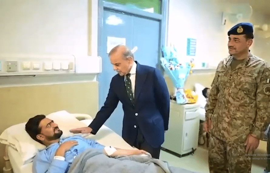 وزیراعظم اور آرمی چیف کا سی ایم ایچ کا دورہ ، زخمی جوانوں اور شہریوں کی عیادت