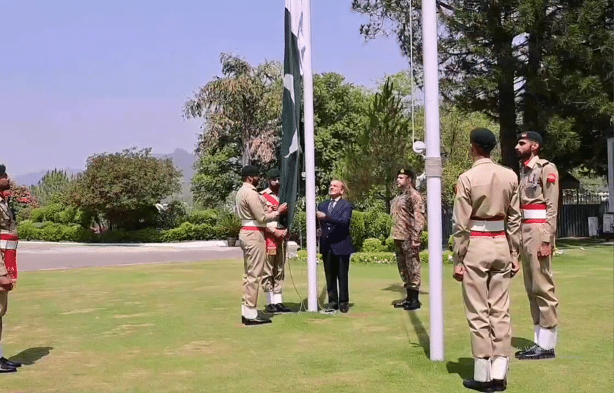 یومِ تشکر پر وزیراعظم ہاؤس میں پرچم کشائی، عسکری تاریخ کا سنہرا باب رقم