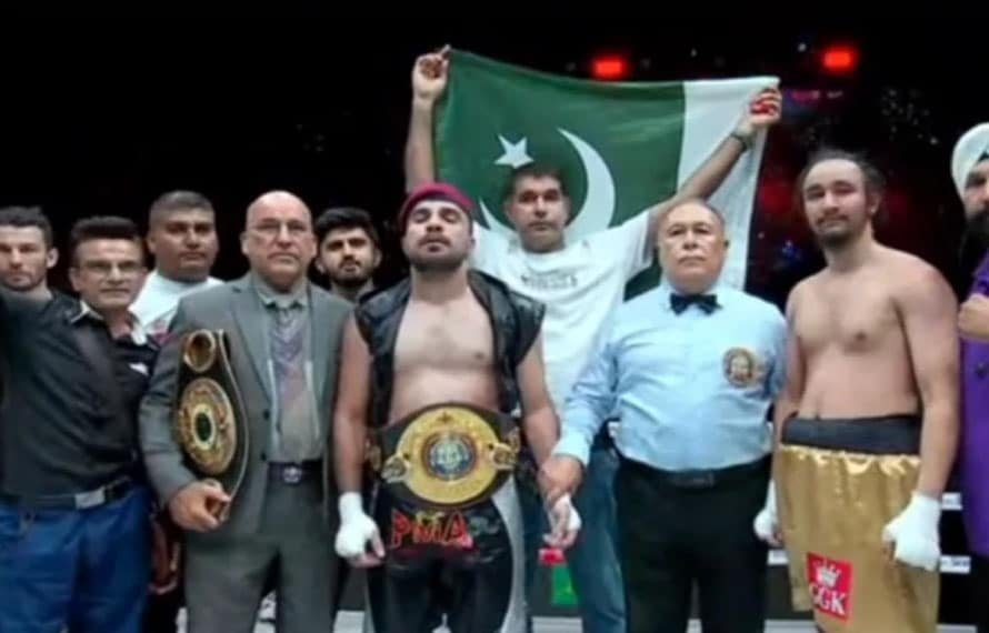 شکست کے بعد تحفہ، پاکستانی باکسر نے بھارتی حریف کو جیت سے بڑھ کر محبت دی