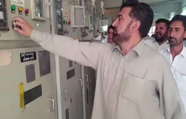 بجلی بحران پر فضل الٰہی برہم، کارکنوں سمیت گرڈ اسٹیشن پر دھاوا بول دیا