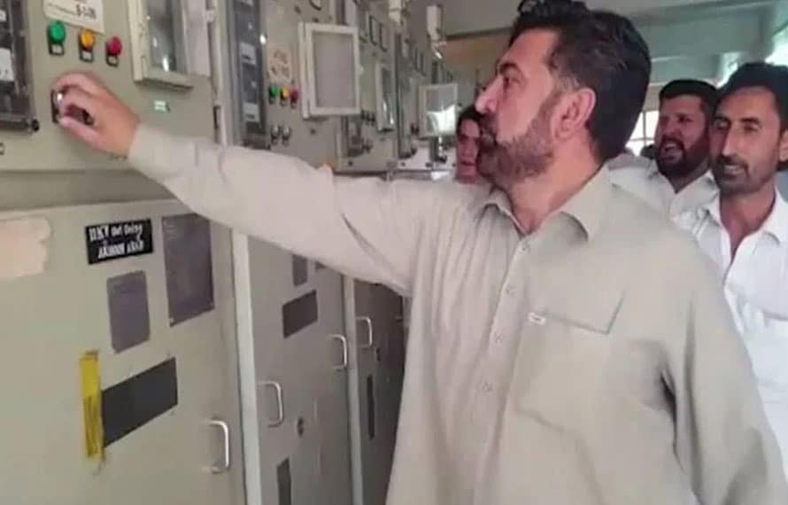 بجلی بحران پر فضل الٰہی برہم، کارکنوں سمیت گرڈ اسٹیشن پر دھاوا بول دیا