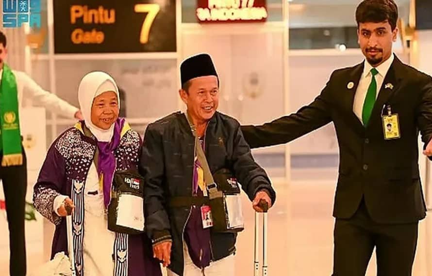 40 سال تک صفائی کرکے پیسے جمع کرنیوالا انڈونیشیا کا جوڑا حج کرنے پہنچ گیا