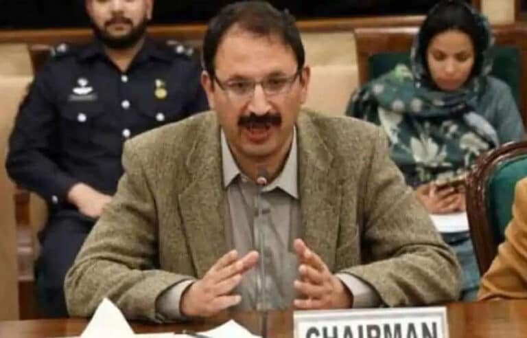جنید اکبر نے چیئرمین پی اے سی کا عہدہ چھوڑ دیا،استعفیٰ بیرسٹر گوہر کو پیش