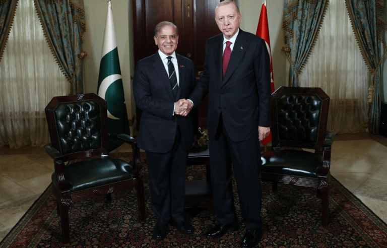 وزیراعظم شہباز شریف کی صدر اردوان سے سے پرجوش اور خوشگوار ملاقات، بھرپور تعاون پر اظہار تشکر