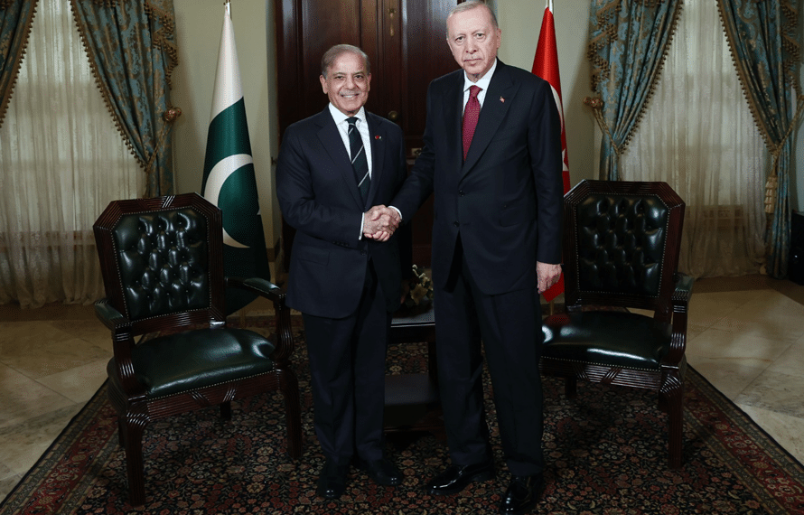 وزیراعظم شہباز شریف کی صدر اردوان سے سے پرجوش اور خوشگوار ملاقات، بھرپور تعاون پر اظہار تشکر