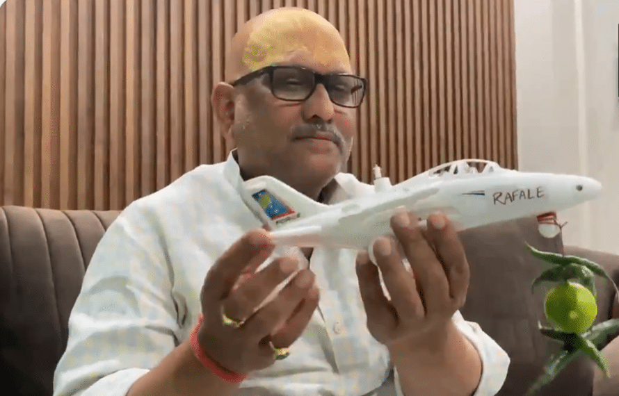 رافیل پر لٹکے لیموں اور مرچیں، اجے رائے کا حکومت پر طنزیہ وار