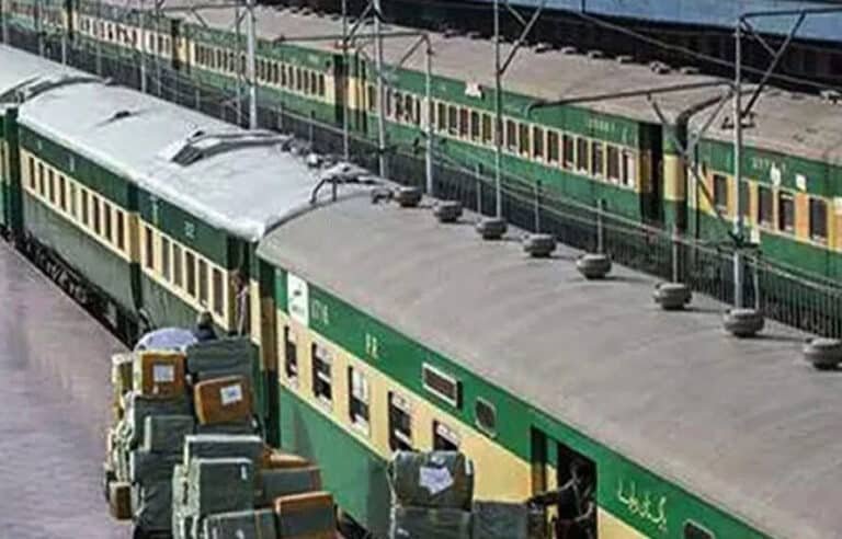 ریلوے کا تاریخی سنگ میل!11 ماہ میں 83 ارب روپے کی ریکارڈ آمدن