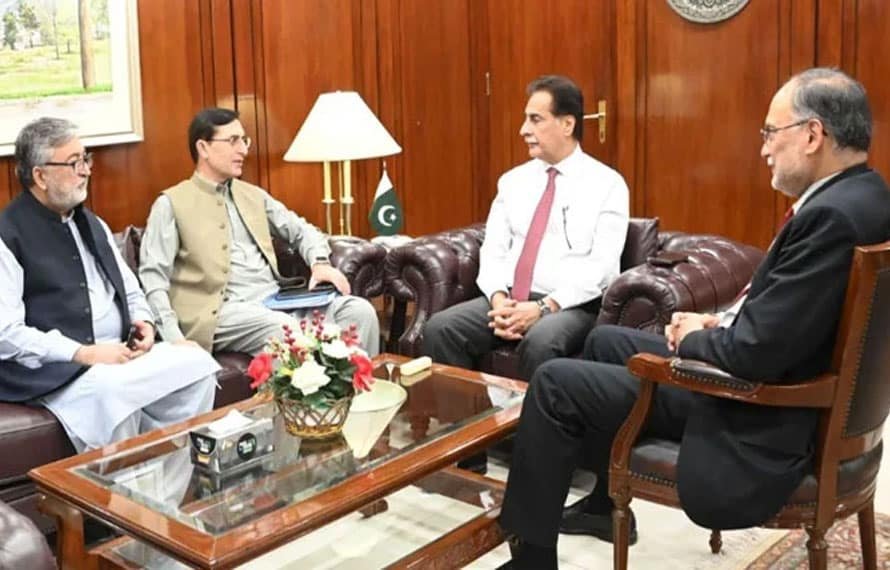 سیاسی برف پگھلنے لگی، حکومت سے مذاکرات کیلئے چیئرمین پی ٹی آئی اور بیرسٹر سیف متحرک