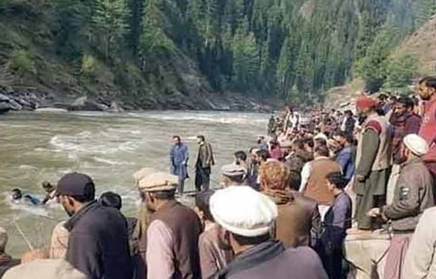 گلگت ، باراتیوں کی گاڑی دریا میں جاگری ، دلہا سمیت ایک ہی خاندان کے 6افراد جاں بحق