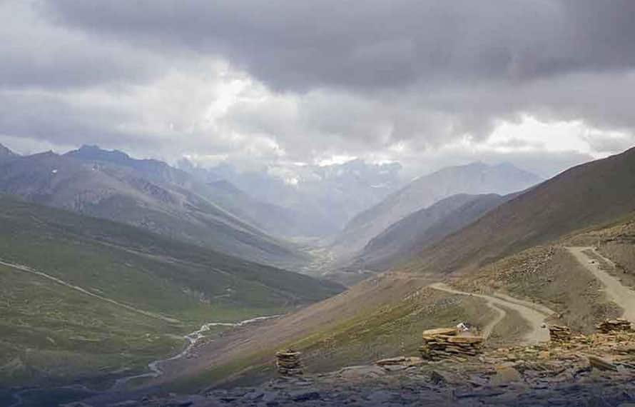 بابو سر ٹاپ پر آئل ٹینکر اور کار میں تصادم ، جانی نقصان ہوگیا