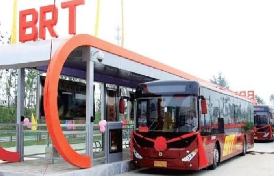 بی آر ٹی کی متعدد روٹس پر بس سروس بند ، مسافروں کو مشکلات کا سامنا