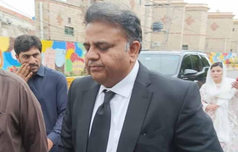 وارنٹ گرفتاری جاری، فواد چوہدری کس الزام کی زد میں آ گئے؟جانئے
