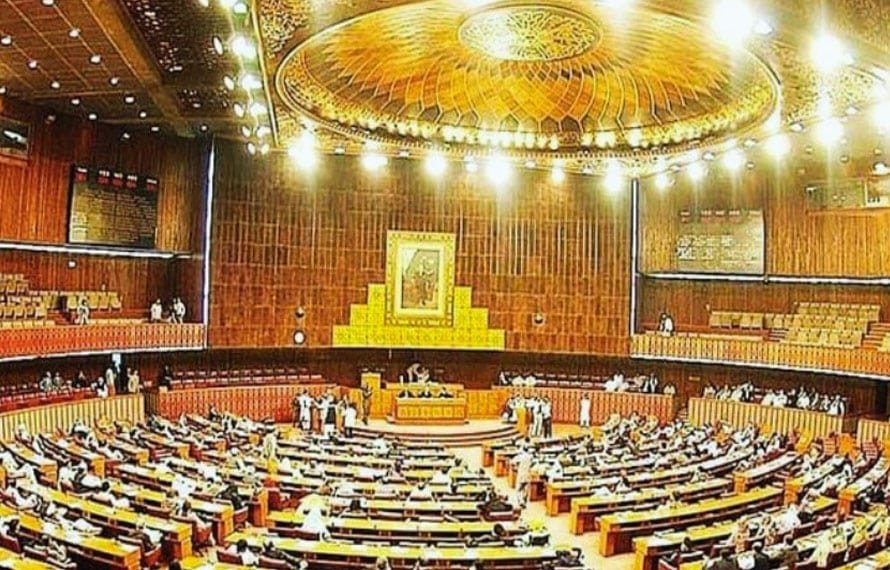 قومی اسمبلی اجلاس میں اپوزیشن اور حکومتی ارکان میں ہاتھا پائی