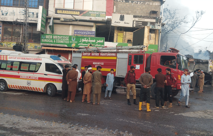 ایبٹ آباد کے قلندر آباد بازار میں آگ بھڑک اٹھی، سات دکانیں جل کر خاکستر ہو گئیں
