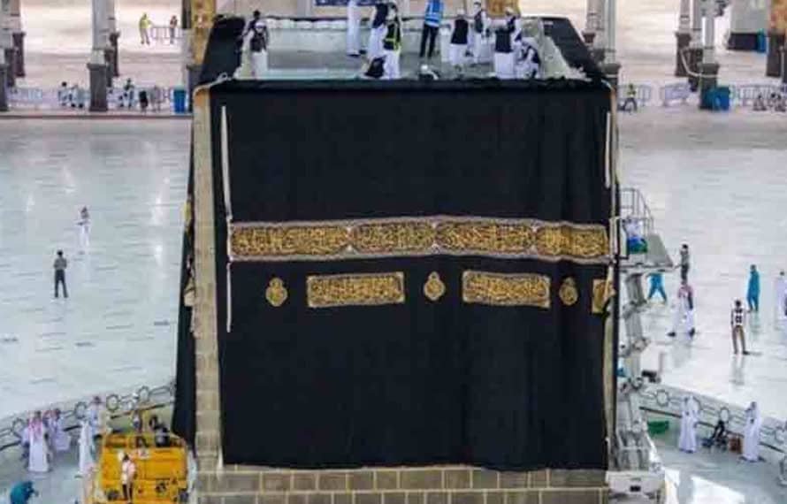 مکہ مکرمہ میں غلاف کعبہ کی روح پرور تبدیلی ، نیا کسوہ نصب