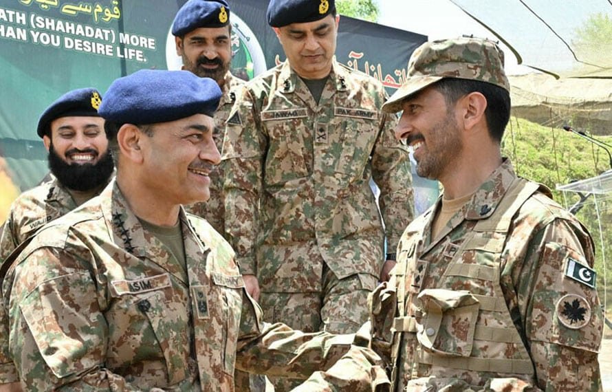 فیلڈ مارشل عاصم منیر کا لائن آف کنٹرول پر اگلے مورچوں کا دورہ ، فرنٹ لائن پر تعینات جوانوں کیساتھ عید منائی