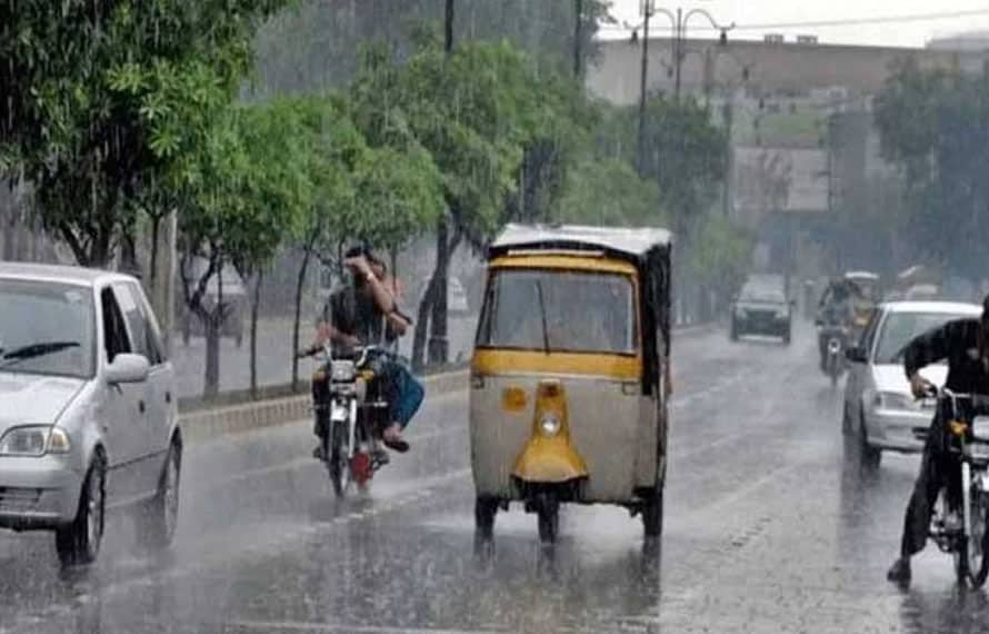 موسم کروٹ بدلنے کو تیار!اگلے 24 گھنٹوں میں گرج چمک، تیز ہواؤں اور بارش کا سلسلہ متوقع