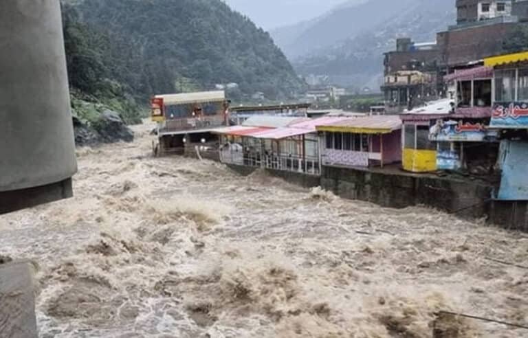 دیر بالا اور کوہستان میں بارش ، کئی مقامات پر سڑکیں اور رابطہ پل بہہ گئے ، بجلی کا نظام درہم برہم