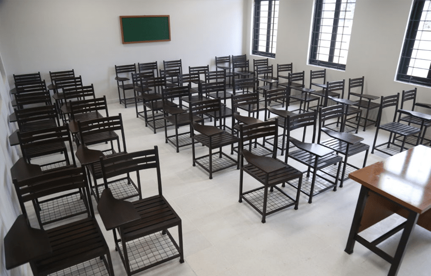 تعلیمی ایمرجنسی کے تحت خیبرپختونخوا کے سکولوں میں طلبہ کو فرنیچر دینے کا فیصلہ