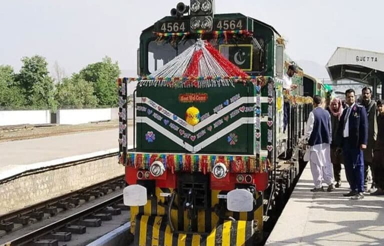 کوئٹہ سے پشاور، عید اسپیشل ٹرین روانہ ، جانئے کتنے مسافر سوار ہیں؟اہم خبر آگئی