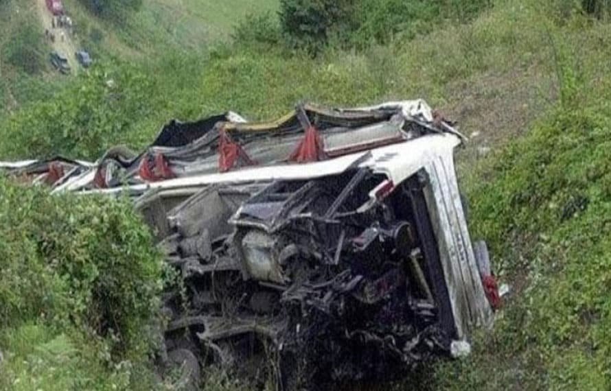 ڈرائیور کی لاپرواہی نے چھٹی کا دن سوگ میں بدل دیا، اسلام آباد سے لاہور جانیوالی بس کھائی میں جا گری،6 جانیں ضائع، 24 مسافر زخمی