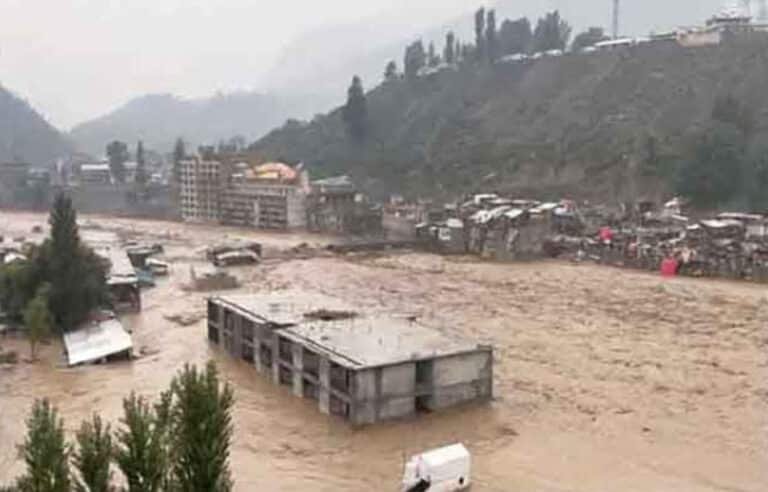 دیر لوئر، بارش کے بعد ندی نالوں میں طغیانی، خاتون سمیت 2 افراد پانی میں بہہ گئے