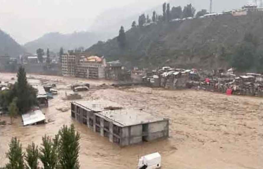 دیر لوئر، بارش کے بعد ندی نالوں میں طغیانی، خاتون سمیت 2 افراد پانی میں بہہ گئے