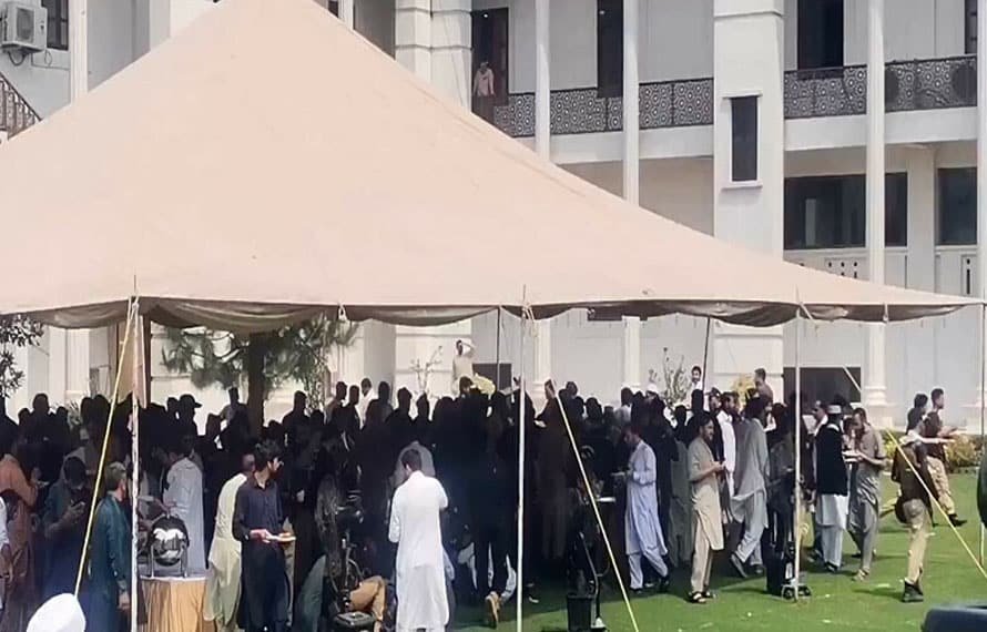 سینیٹ الیکشن کے دوران خیبرپختونخوا اسمبلی میں لذیذ پکوانوں کا اہتمام، ارکان کھانے پر ٹوٹ پڑے