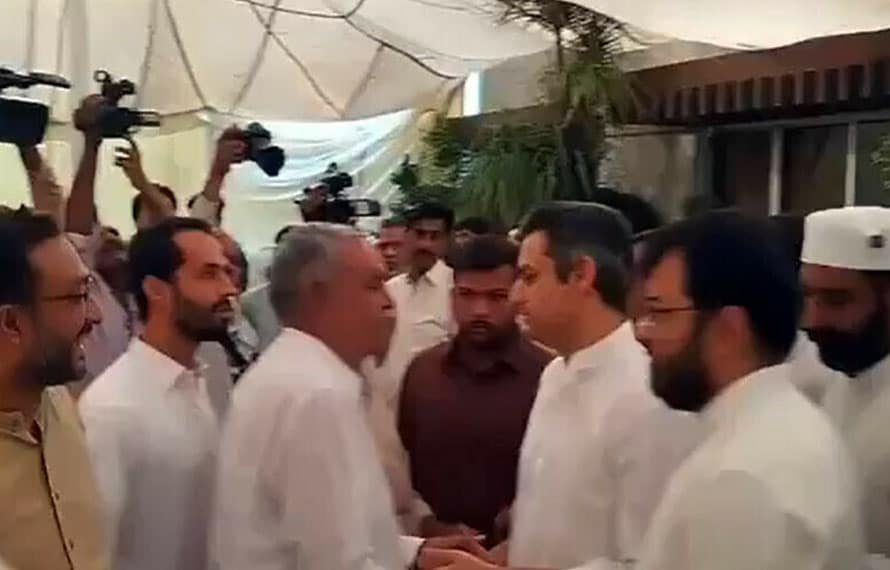 نو مئی کیسز میں مفرور حماد اظہر روپوشی ختم کرکے والد کے جنازے میں پہنچ گئے