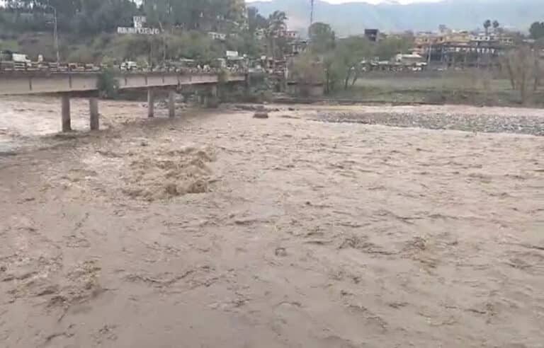 پختونخوا میں گرج چمک کیساتھ موسلادھار بارشوں کی پیشگوئی، ندی نالوں میں طغیانی کا الرٹ