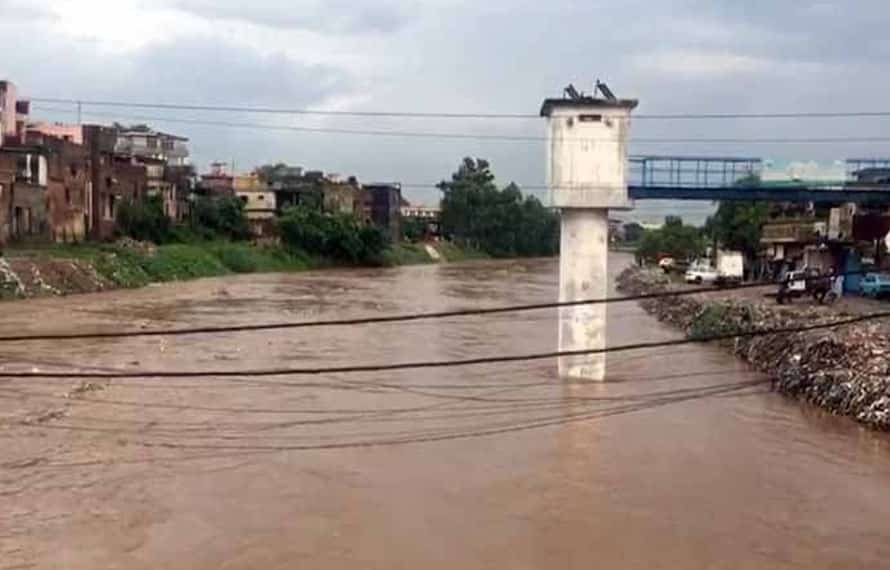 129 ملی میٹر بارش کے بعد نالہ لئی میں سیلاب کا خدشہ، سائرن بجا دیے گئے