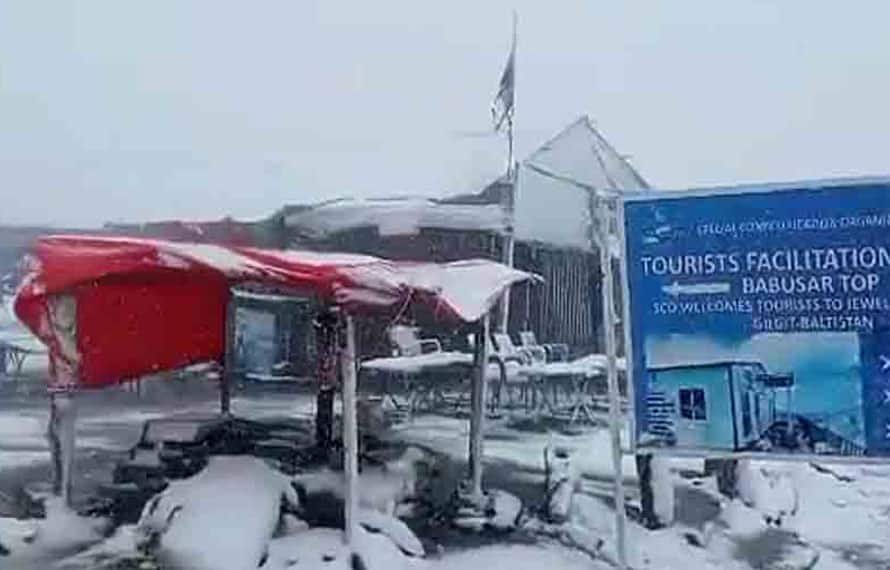 بابوسر ٹاپ پر جولائی میں غیر معمولی برفباری، درجہ حرارت نقطہ انجماد سے نیچے گر گیا