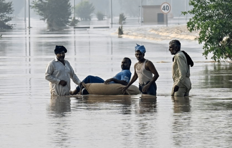 سیلابی پانی آفت بن گیا، پنجاب کے دو بڑے شہروں کے مکمل ڈوبنے کا خطرہ