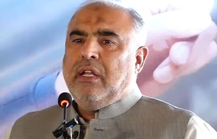 پولیس کا گھر پر چھاپا بزدلی کی علامت ہے، ہم پیچھے ہٹنے والے نہیں ، اسد قیصر