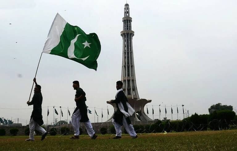 پاکستانی قوم آج ملی جوش و جذبے کے ساتھ اپنا 78واں یوم آزادی منا رہی ہے، توپوں کی سلامی سے مبارک دن کا آغاز