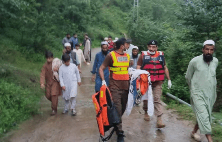 قدرتی آفت نے بٹگرام میں قیامت ڈھا دی، 28 افراد سیلاب میں بہہ گئے