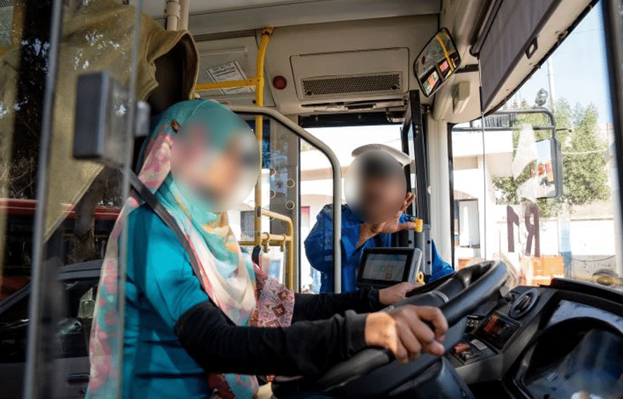 کیمرا آن کیا، سٹئرنگ سنبھالا، چند لمحوں میں بس ہوسٹس بڑی مصیبت میں پھنس گئی