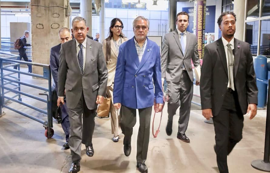 او آئی سی کا ہنگامی اجلاس، اسحٰق ڈار سعودی عرب پہنچ گئے