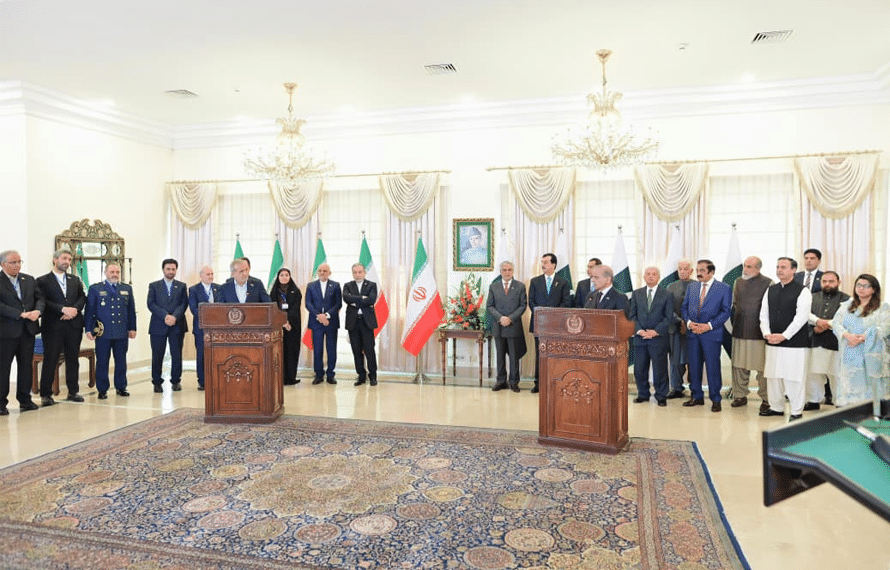 پاکستان اور ایران کے درمیان تجارتی حجم 10 ارب ڈالر تک بڑھانے پر اتفاق ہوگیا، اسحاق ڈار