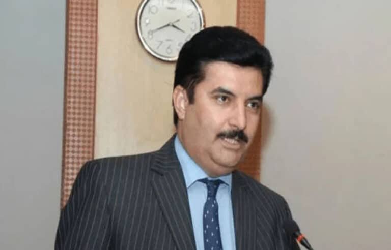 وزیراعلیٰ نے ناک کٹوا دی، کارکنوں کو چھوڑ کر بھاگ گئے،گورنر کے پی کی کڑی تنقید