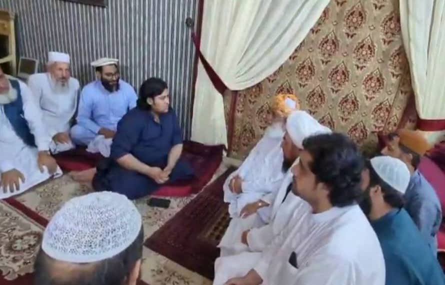 جے یو آئی (ف)کے سربراہ مولانا فضل الرحمان نے ہندو لڑکے کو کلمہ پڑھا کر مسلمان کردیا
