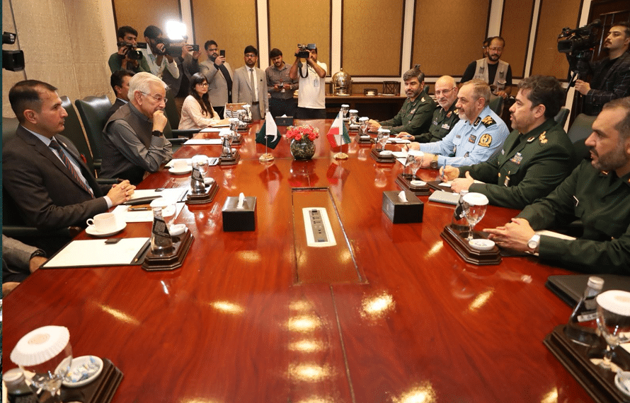 وزیر دفاع خواجہ آصف سے ایرانی ہم منصب کی ملاقات، علاقائی سلامتی پر تبادلہ خیال