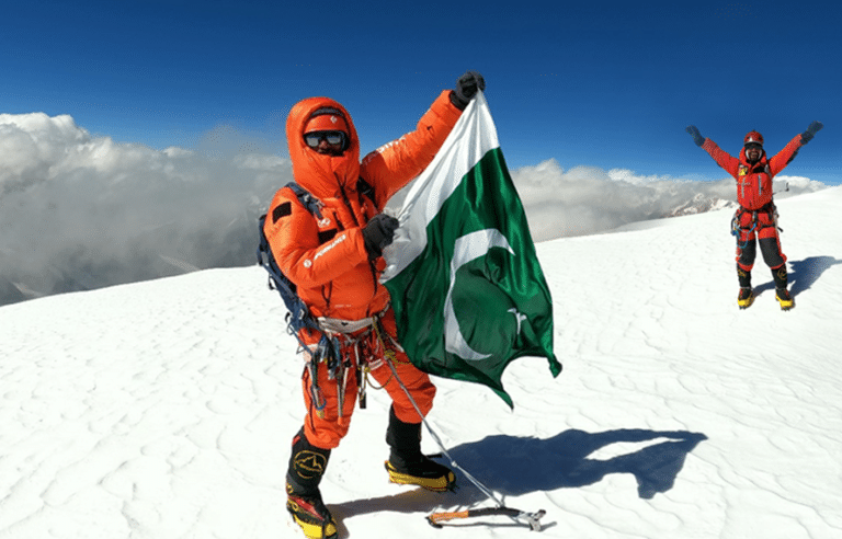 پاکستانی کوہ پیما نے ہندوکش کی بلند ترین چوٹی پر سبز ہلالی پرچم لہرا دیا