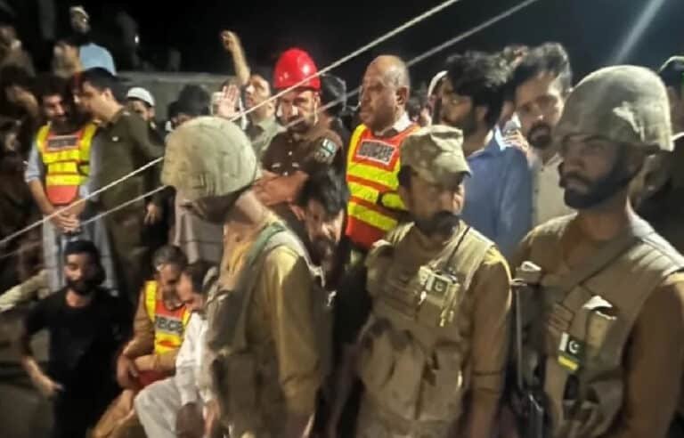 کامیاب ریسکیو آپریشن !سوات میں زمرد کی کان میں پھنسے مزدوروں کو پاک فوج نے بحفاظت نکال لیا
