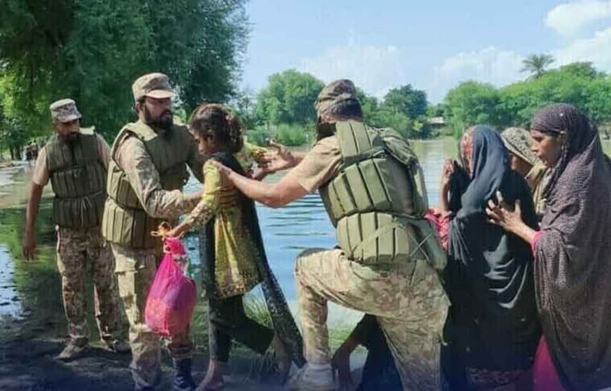 سیلاب زدہ علاقوں میں متاثرین کی ہر ممکن مدد میں پاک فوج ثابت قدم